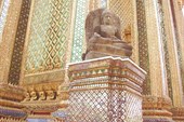 020-Статуя Будды у библиотеки- Монастырь Изумрудного Будды